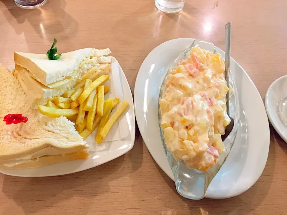 Snapdishの料理写真:Fruit salad and fries|Ryn B Camzさん