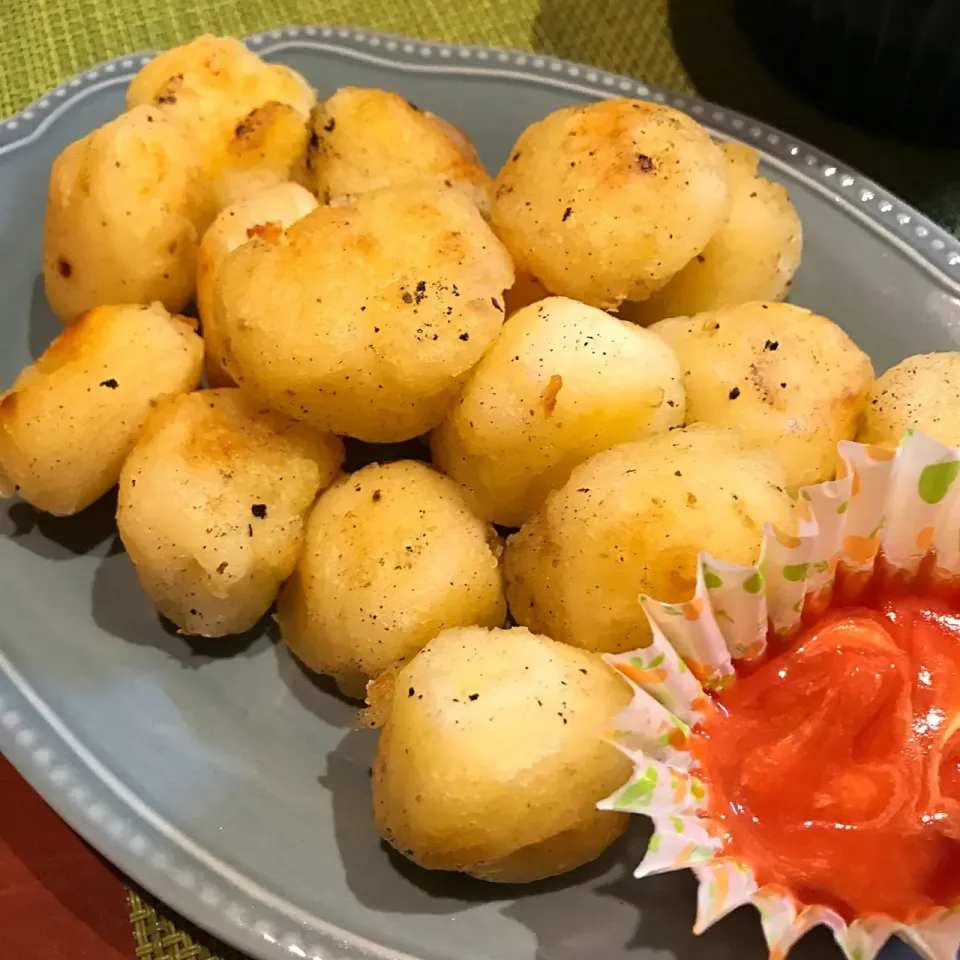 Snapdishの料理写真:コロコロまん丸じゃがいも団子
オーロラソースで召し上がれ😊🎶|mokoさん