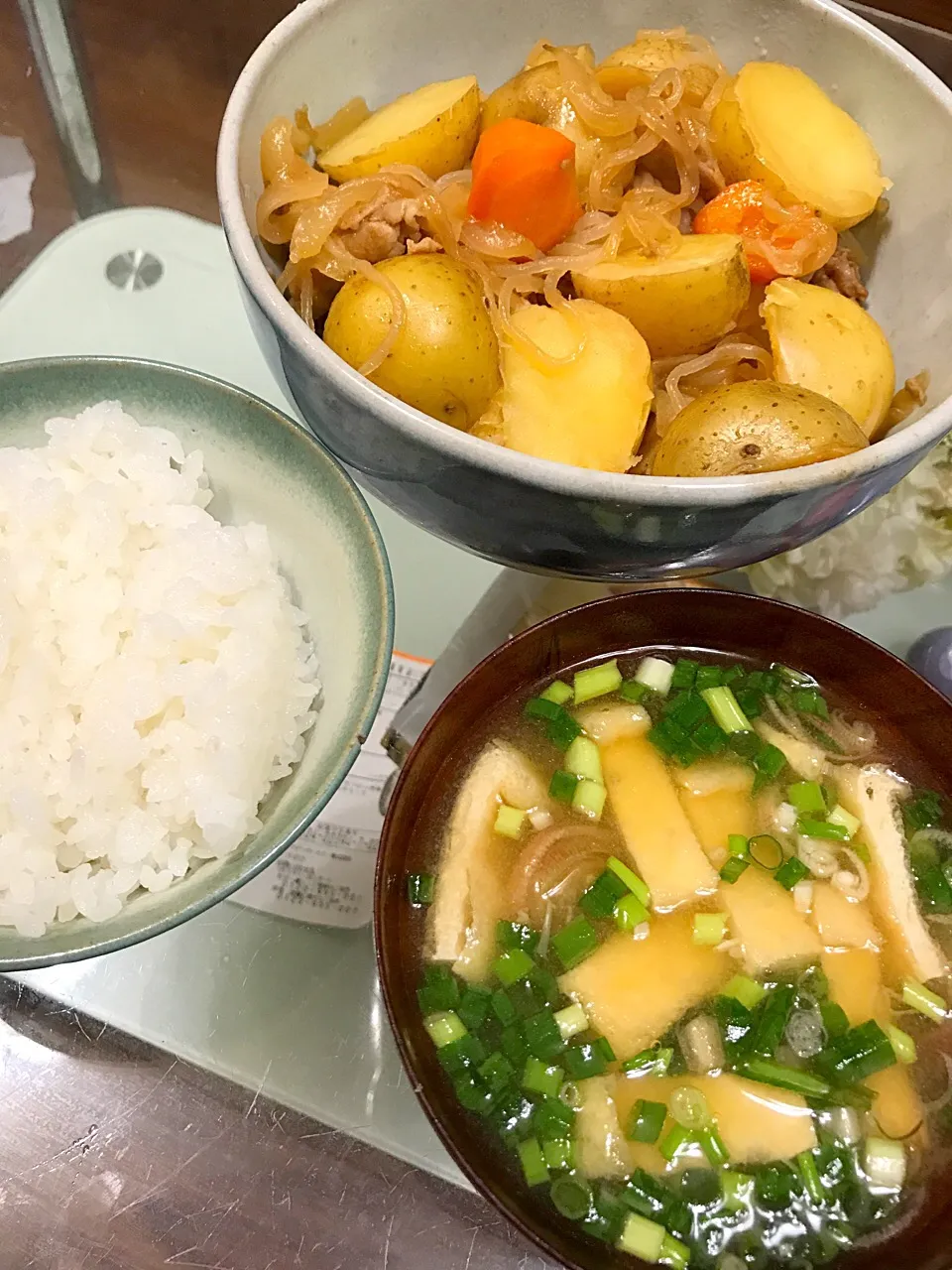 肉じゃがと茗荷・ねぎ・油揚げの味噌汁|たけのこジョニーさん