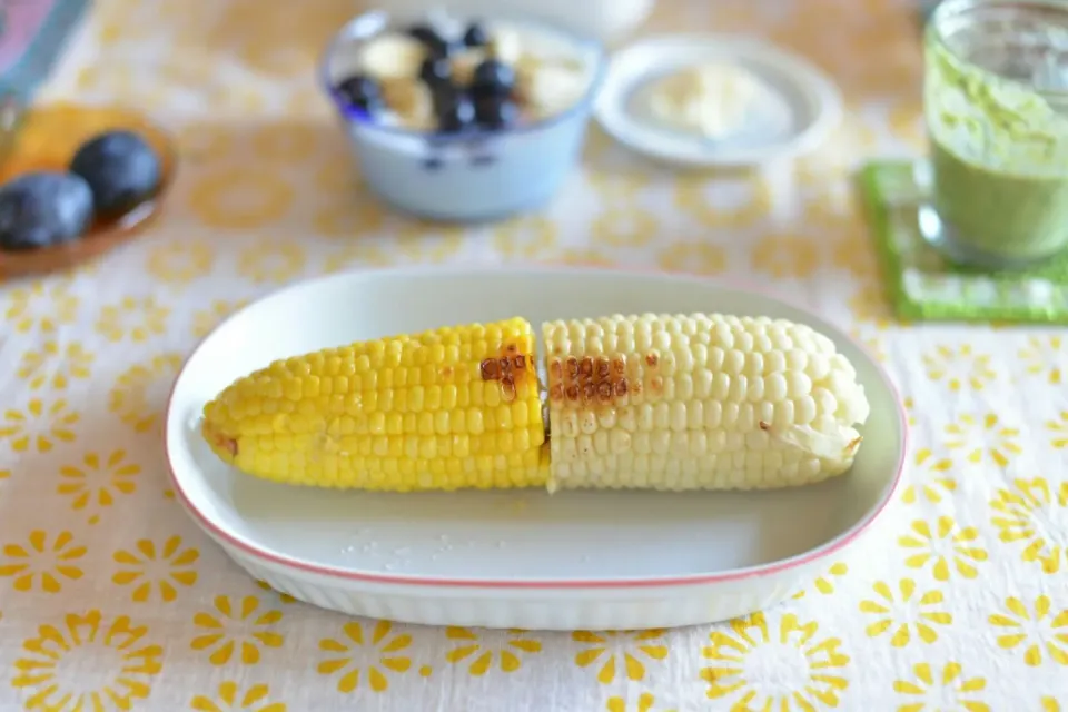 とうきび食べ比べ🌽🌽。左:味来(みらい)　右:ピュアホワイト|さわ太郎さん