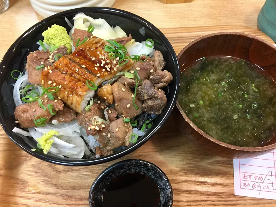 Snapdishの料理写真:銀八 東大赤門店、
鮪のスタミナ焼きとうな丼
青さ汁付き、850円|popzappaさん