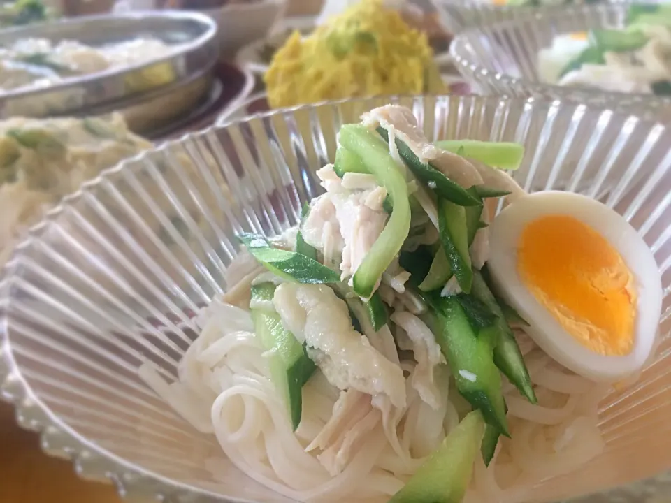 バンバンジー風サラダうどん☆めんつゆでも、ゴマだれでも美味しい❤️|さとう みどりさん