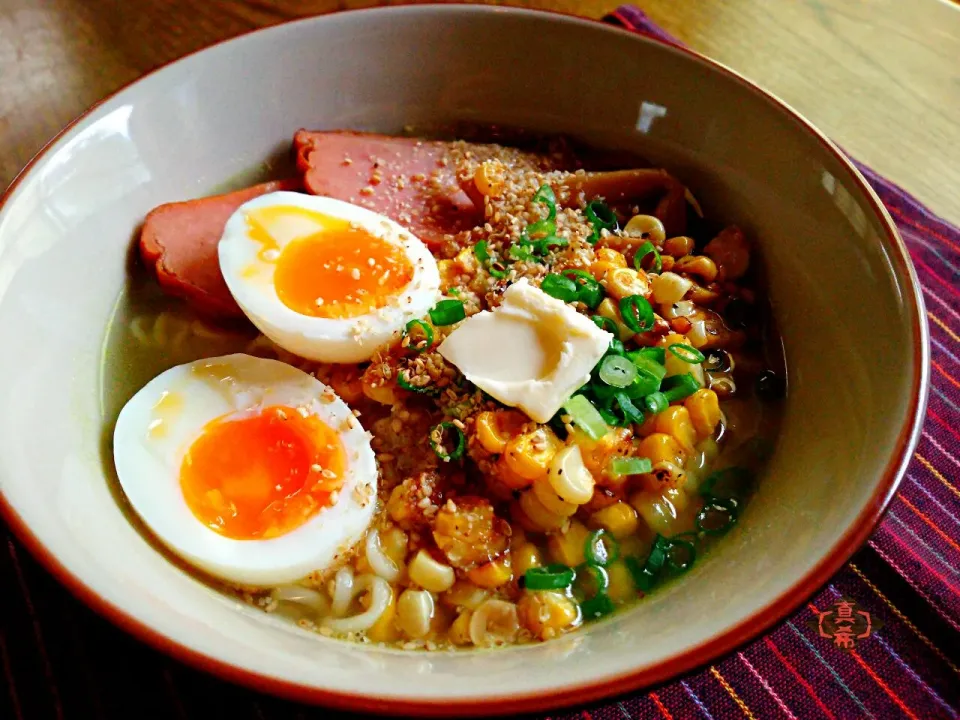 めぐチー🌿のえきしお卵を添えて🐣焦がしコーンバターラーメン🍜|真希さん