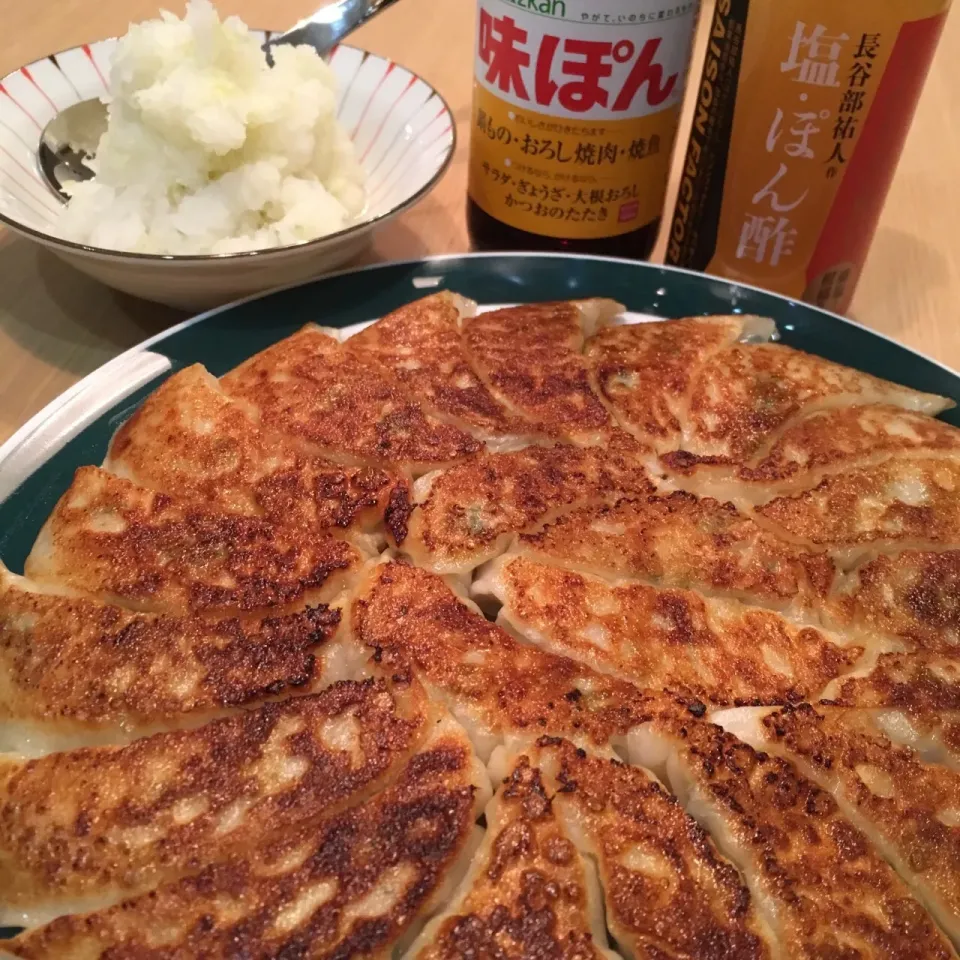 二種のポン酢とおろしで焼き餃子パーティー♡♡♡
#古川家ごはん #古川家 #料理研究一家 #手作り #青森県産 #餃子 #ポン酢|料理研究一家「古川家」さん