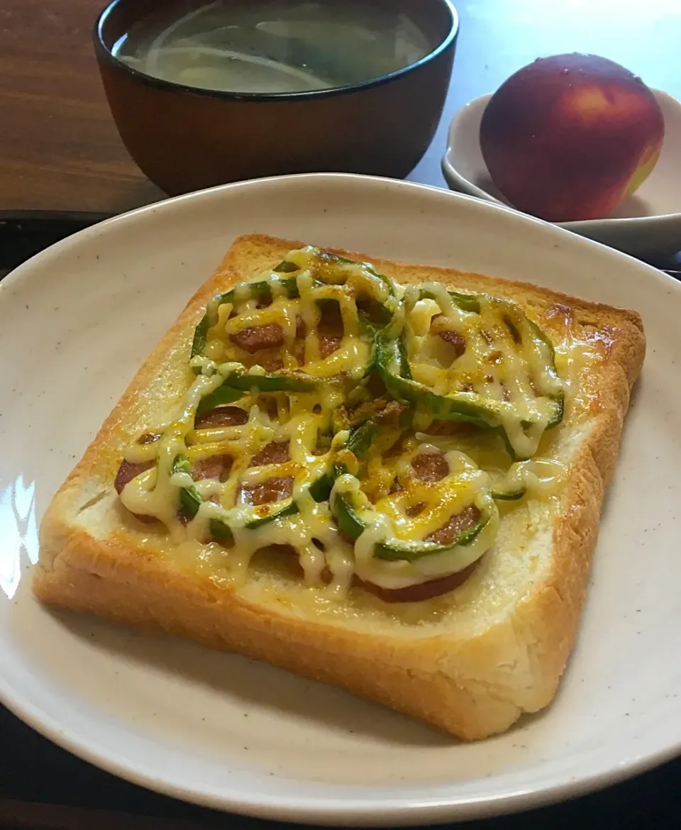 Snapdishの料理写真:単身赴任の朝ごはん ☀️  
スモーク馬タンのカレーマヨトースト  もやしとワカメのスープ 
プラム🍑|ぽんたさん