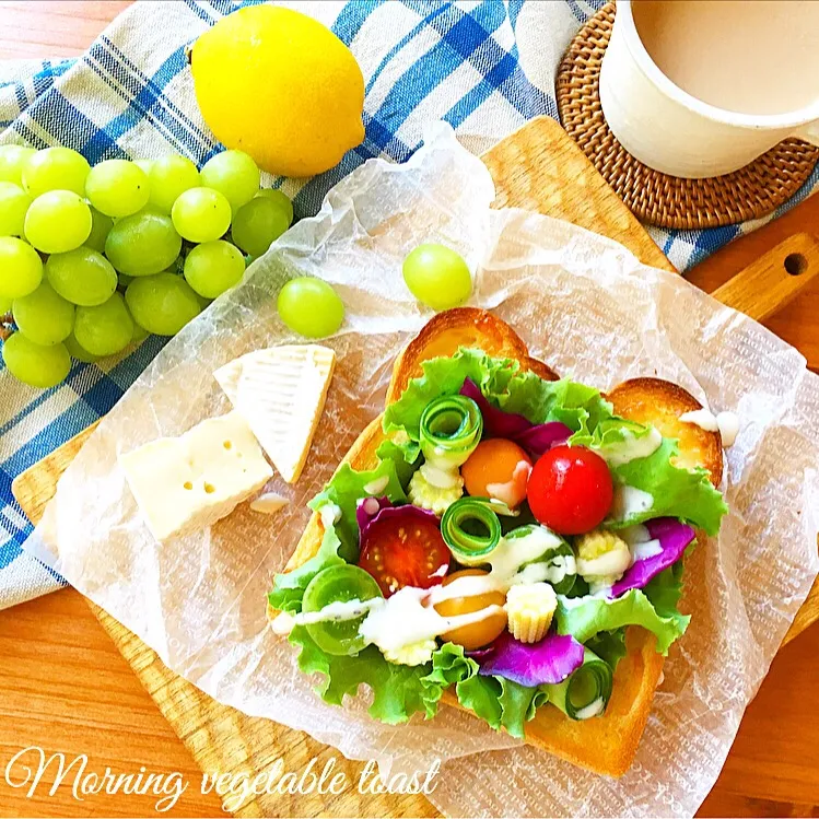 食パンをくり抜いて　中にチーズ🧀とマヨネーズを入れて焼きます🍞 その中に　野菜をたっぷり詰め込んだ　朝ベジトースト🍅🌽🥒🍞 上には　シーザードレッシングをかけていただきます❣|あいゆうママ ( @mh26ay117 )さん