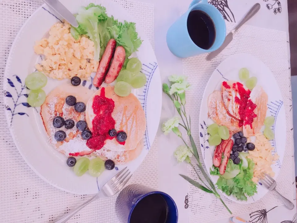 今日の朝ごはん😋
ラズベリー&オレンジソースのパンケーキ🥞|タエさん