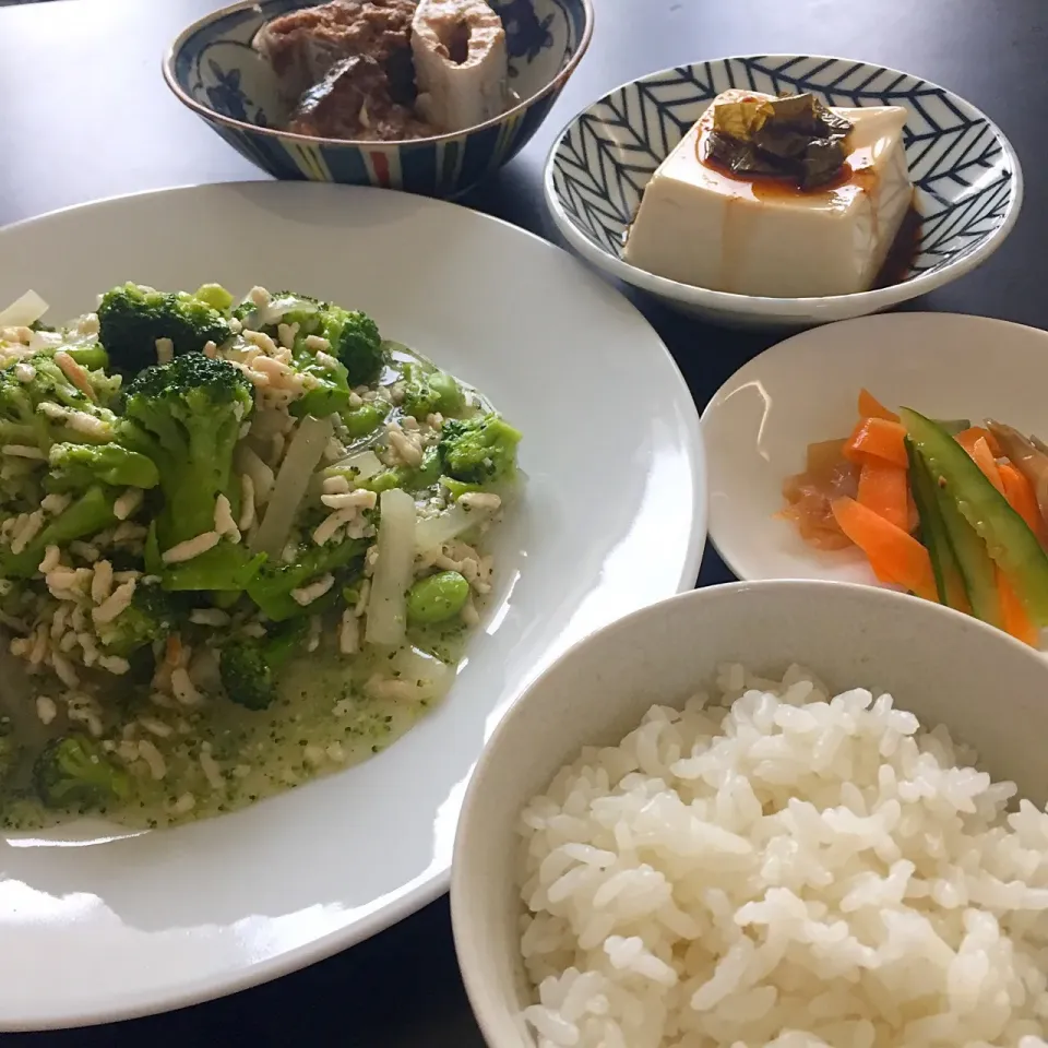 今日はブロッコリーをモリモリ食べたい気分😘|ヨッチャンさん