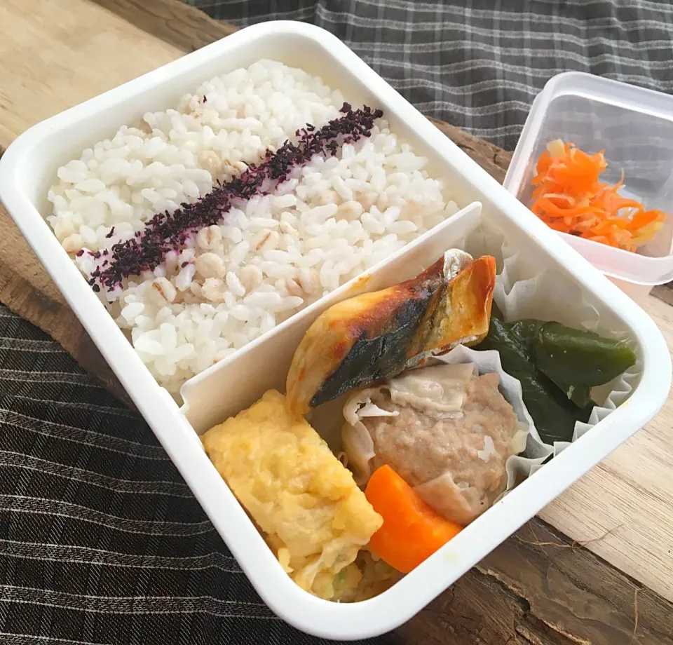 Snapdishの料理写真:単身赴任の昼ごはん。
お弁当🍱
しゅうまい 塩鯖 ミョウガ入り卵焼き ピーマン焼きびたし 人参煮 人参の皮と生姜の甘酢漬け 白飯 ゆかり|ぽんたさん