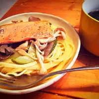 Snapdishの料理写真:サケとキノコのパスタ|AISHAさん