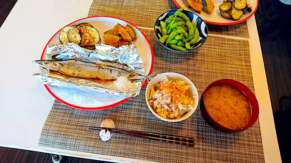 Snapdishの料理写真:今日の夕食 さんまの塩焼き、なすのめんつゆ、かぼちゃのごま和え、エリンギの炊き込みご飯、玉ねぎの味噌汁、枝豆|pinknari🐰🌈さん