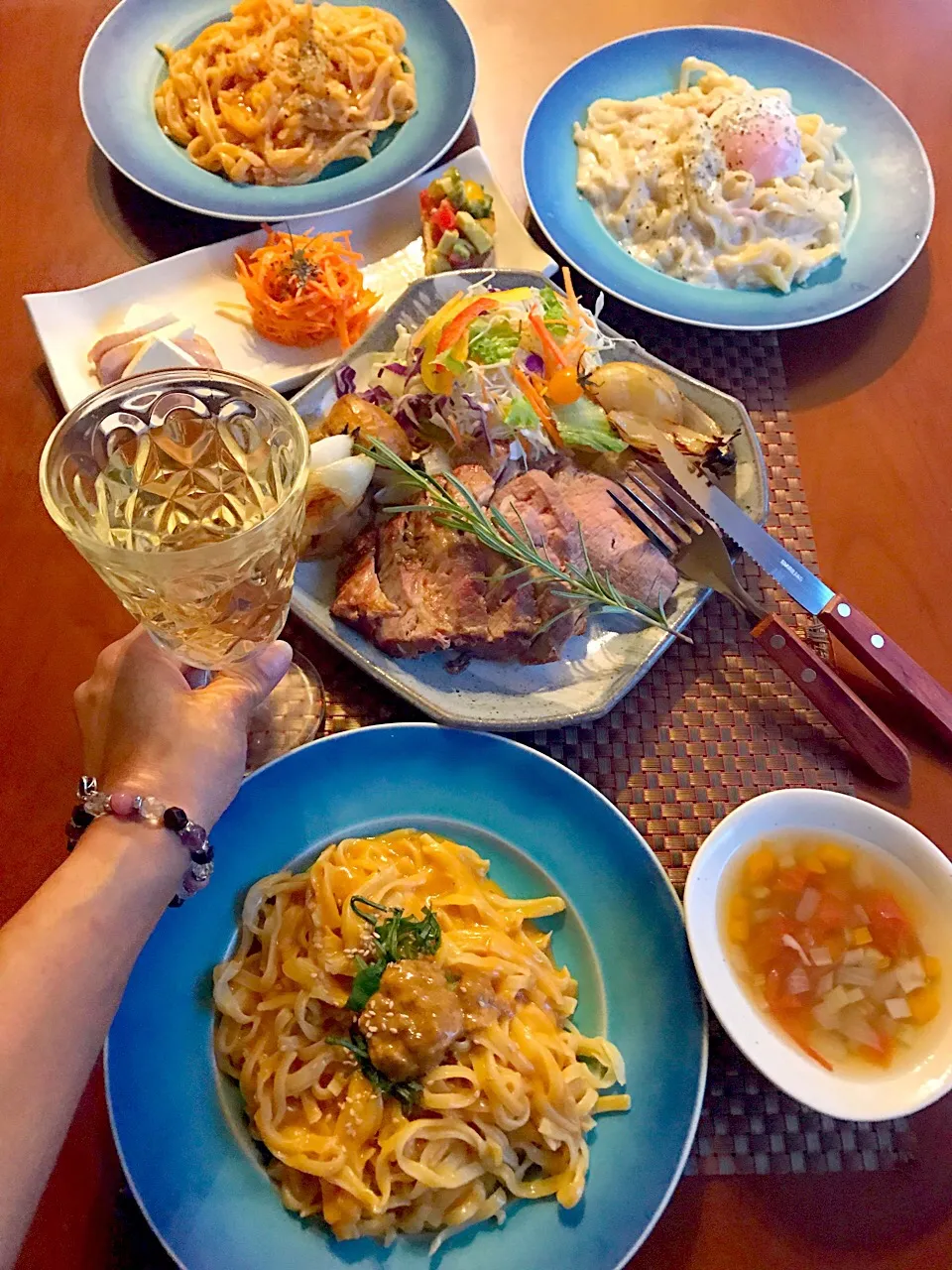 Today's Italian Dinner🍴ｱﾝﾃｨﾊﾟｽﾄ ﾐｽﾄ･残り野菜のｺﾝｿﾒｽｰﾌﾟ･ﾊﾟｽﾀ3種<ｶﾆﾄﾏﾄ･ｳﾆﾄﾏﾄｸﾘｰﾑ･ｶﾙﾎﾞﾅｰﾗ>･ﾛｰｽﾄﾎﾟｰｸ|🌈Ami🍻さん