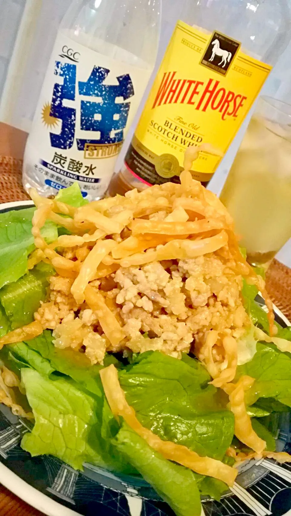 シャキシャキ蓮根入りの肉味噌のロメインレタスサラダ😋✨🍻🎶強炭酸の馬ハイで💖|アイさん