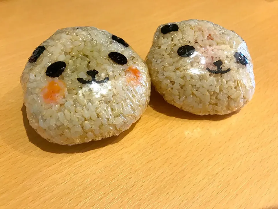 R♡娘がおにぎり🍙作ってくれた😊お昼休憩で びっくり 🐼おにぎり♡うれしかった〜w  娘「今日 仕事いきたそうじゃなかったから〜パンダにしてあげた」|kaoriさん