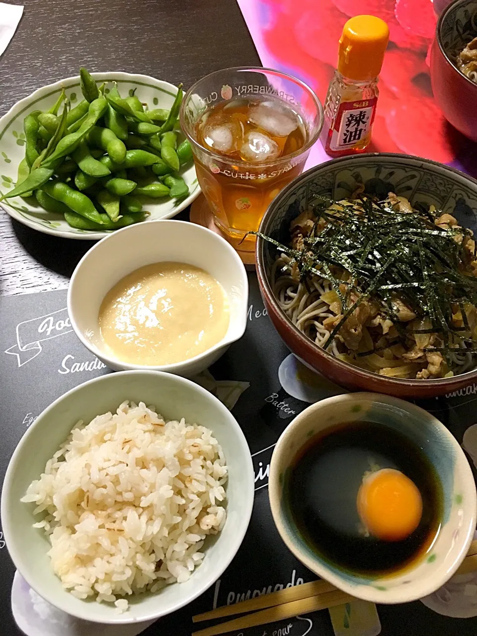 肉ざるそばを生卵出汁に付けて(*^ω^*)とろろ麦飯、枝豆！|ライムさん