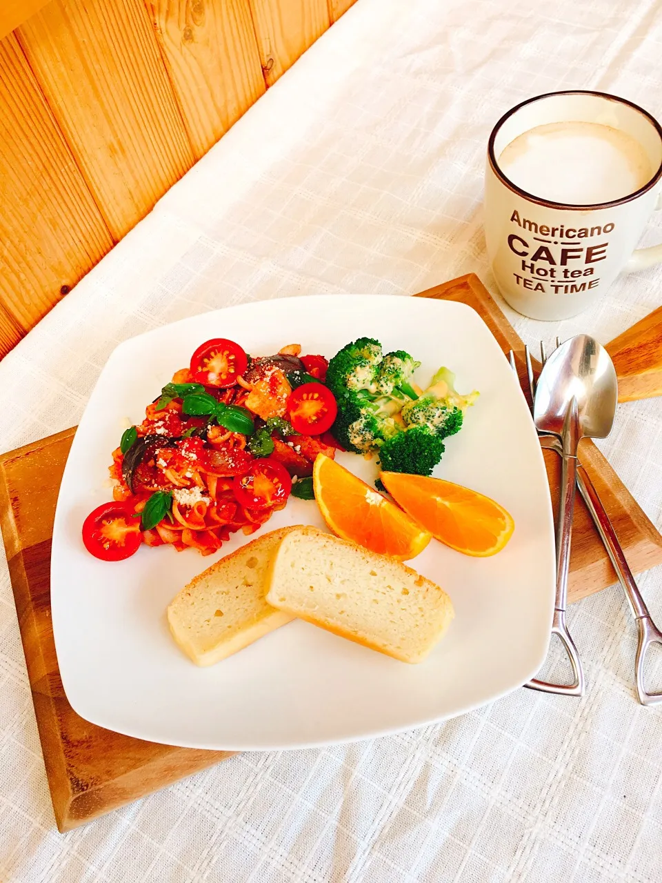 Snapdishの料理写真:グルテン100%フリーな朝食🍽

米粉100%パン🍞
玄米フジッリのトマトとナスのパスタ🍝
豆乳ラテ☕️|Yuka mamaさん