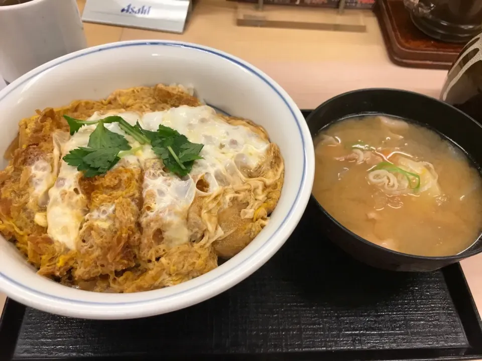 カツ丼と豚汁|手品先輩さん