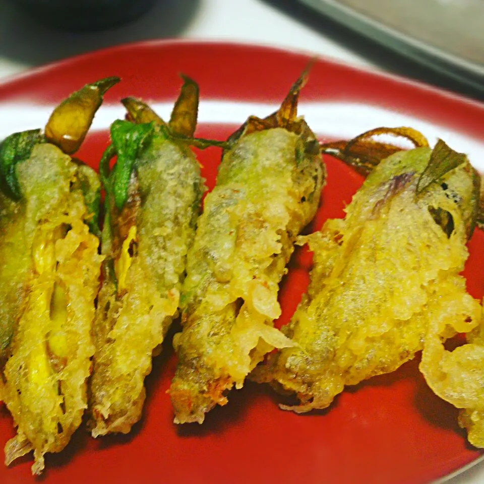 Snapdishの料理写真:Abelmoschus manihot Tempura 花オクラのつぼみの天麩羅 #うちごはん #おうちごはん #おつまみ #おうち居酒屋 🏮|まめさん