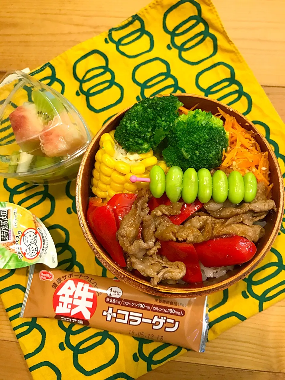 Snapdishの料理写真:パパたろ弁当🍱

雑穀ごはん
牛肉とカラーピーマンの焼肉
人参の胡麻和え
ブロッコリー
とうもろこし
枝豆

キウイ
もも|ひななぎさん