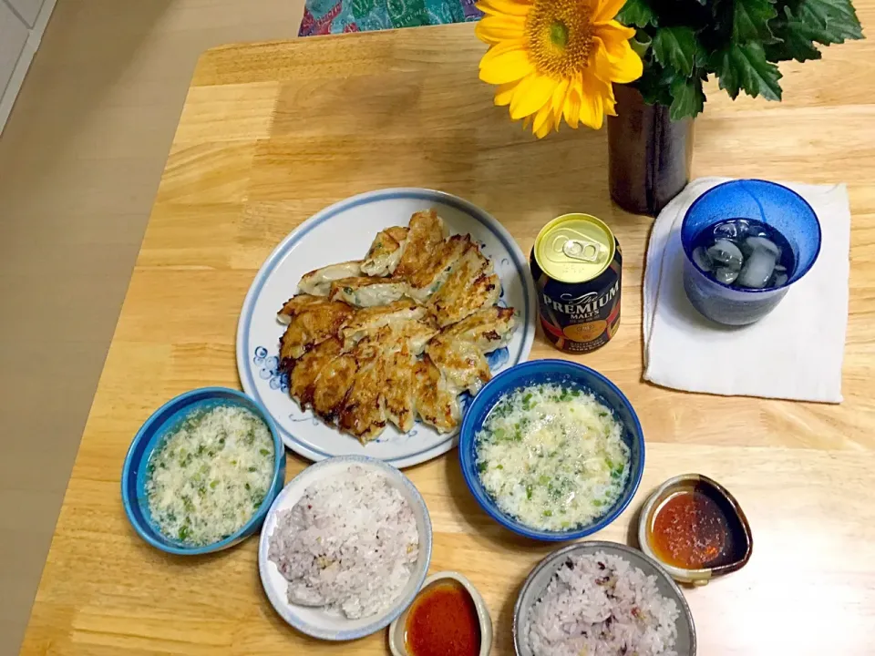 昨日の晩ごはん〜
大好きなお家餃子
お昼パスタに使った卵の残りの卵白スープ
雑穀米ご飯
ビール|さくたえさん