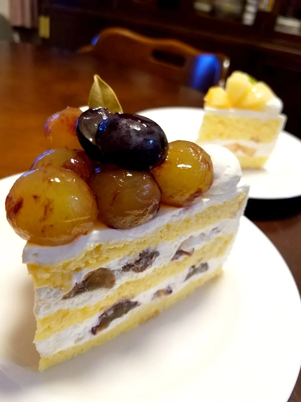 手前　ピオーネのショートケーキ🍰欲張りサイズ😁
後ろは　ふつーサイズの桃のショートケーキ🍰|ふりるさん