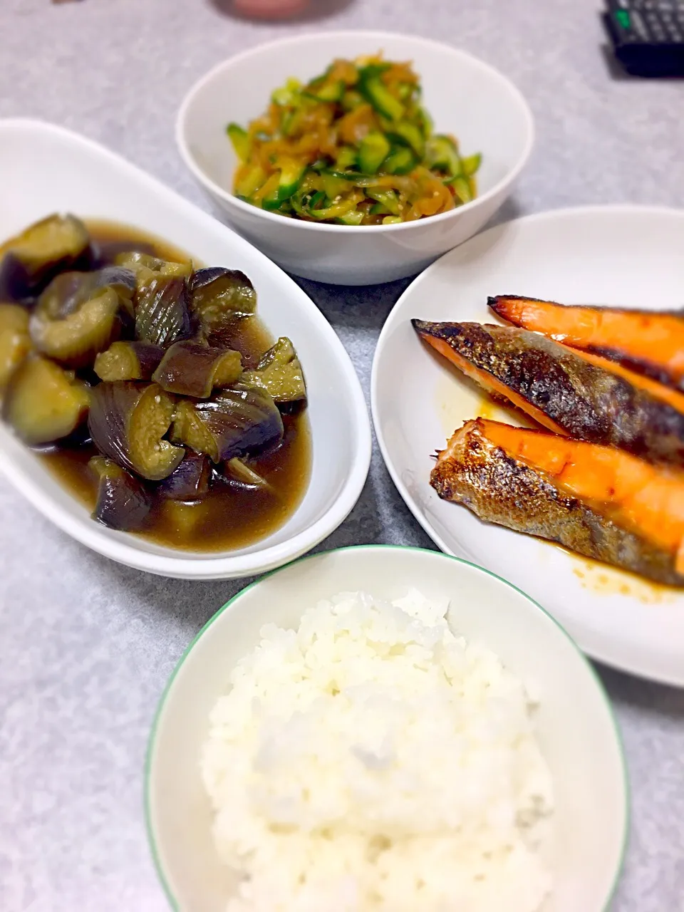 茄子の煮浸し、きゅうりと中華クラゲ、焼き鮭。|あずさん