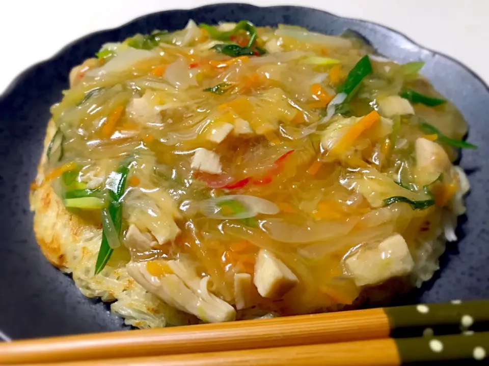 素麺のあまりで、 餡掛け素麺を作りました🎵 コンビニのカット野菜とサラダチキンを使って楽チン料理なり～笑🤣|みほままこさん