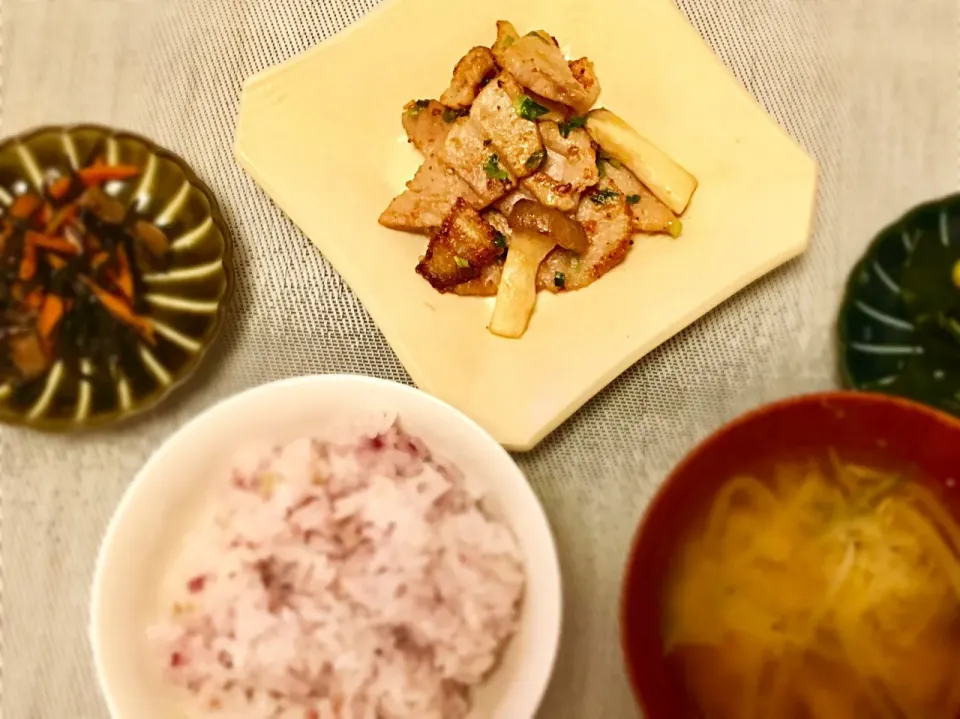 Snapdishの料理写真:マグロとエリンギのバター醤油炒め🍄|miyaさん