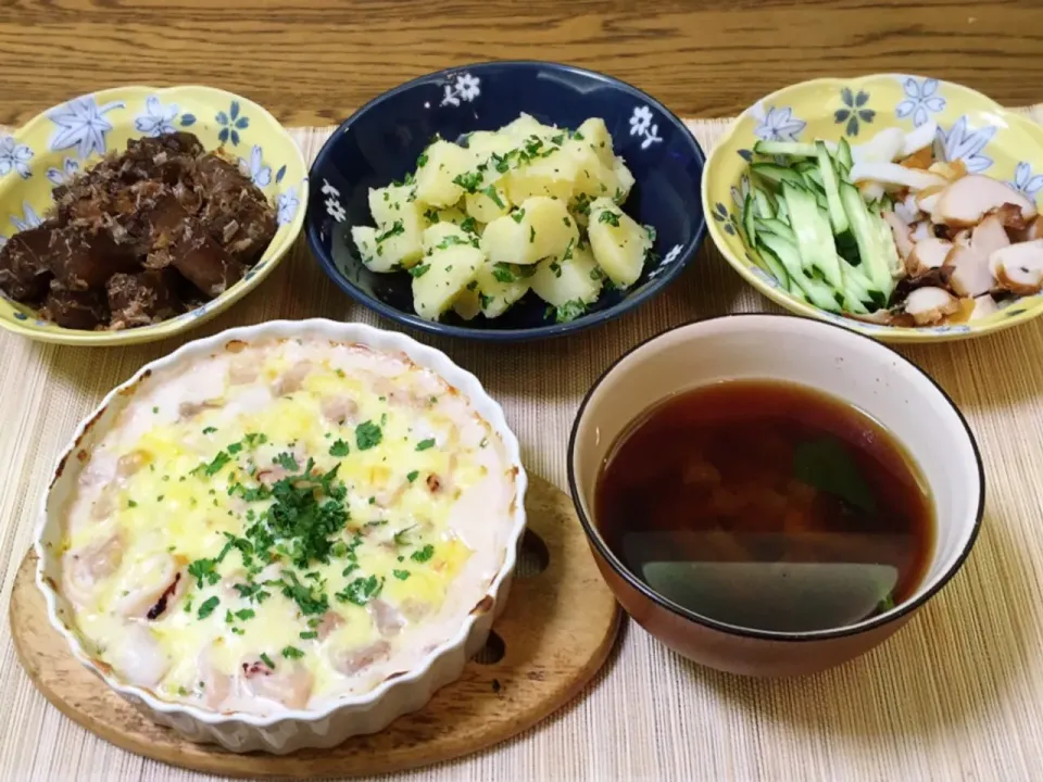 おかかこんにゃく・粉ふきいも・スモークチキンサラダ・大根とほうれん草のお味噌汁・鶏とイカのコキーユ|美也子さん