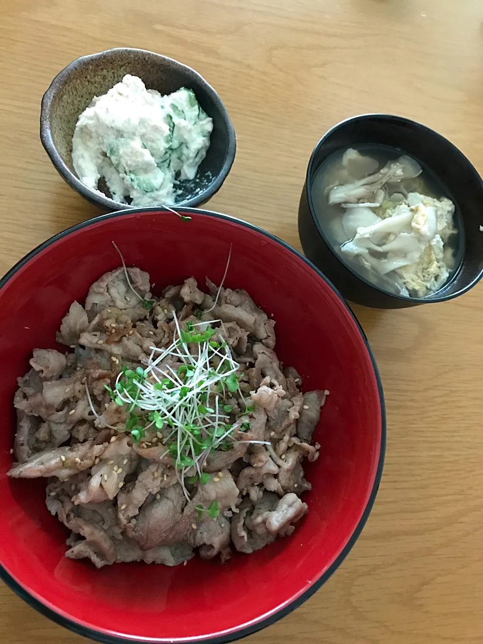 Snapdishの料理写真:ネギ塩豚丼、舞茸と卵のスープ、おからサラダ|たまきさん