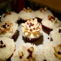 Almond Joy cupcake for the Eclipse party.|Jihollandさん