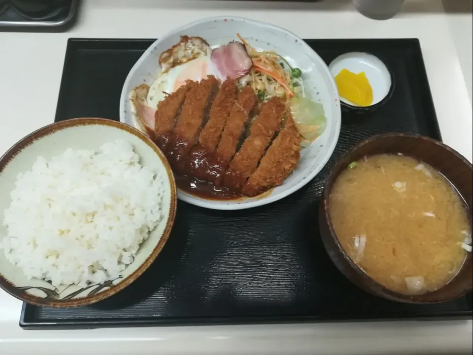 ジャンボメンチカツ定食 #夕飯|アクちゃんさん