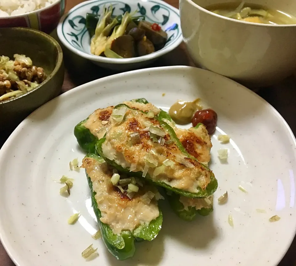 Snapdishの料理写真:晩ごはん🎑⭐️  
ピーマンの肉詰め   
納豆 
ミョウガときゅうりの味噌漬け
自家製きゅうりのキューちゃん漬け
なすとミョウガと玉ねぎの味噌汁
麦ご飯|ぽんたさん