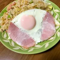 Snapdishの料理写真:バター醤油チャーハンハムエッグのせ！|ぱんだたいむさん