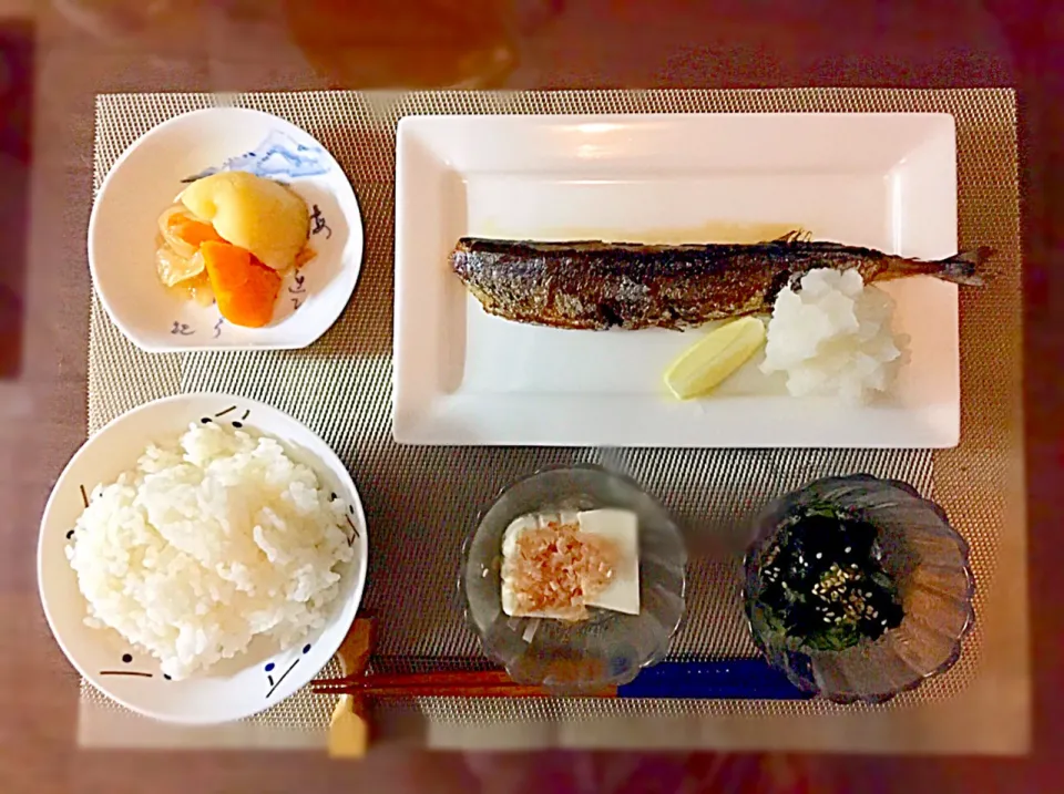 Snapdishの料理写真:秋刀魚塩焼き 煮物 胡瓜とわかめの酢の物 冷奴|みーぬさん