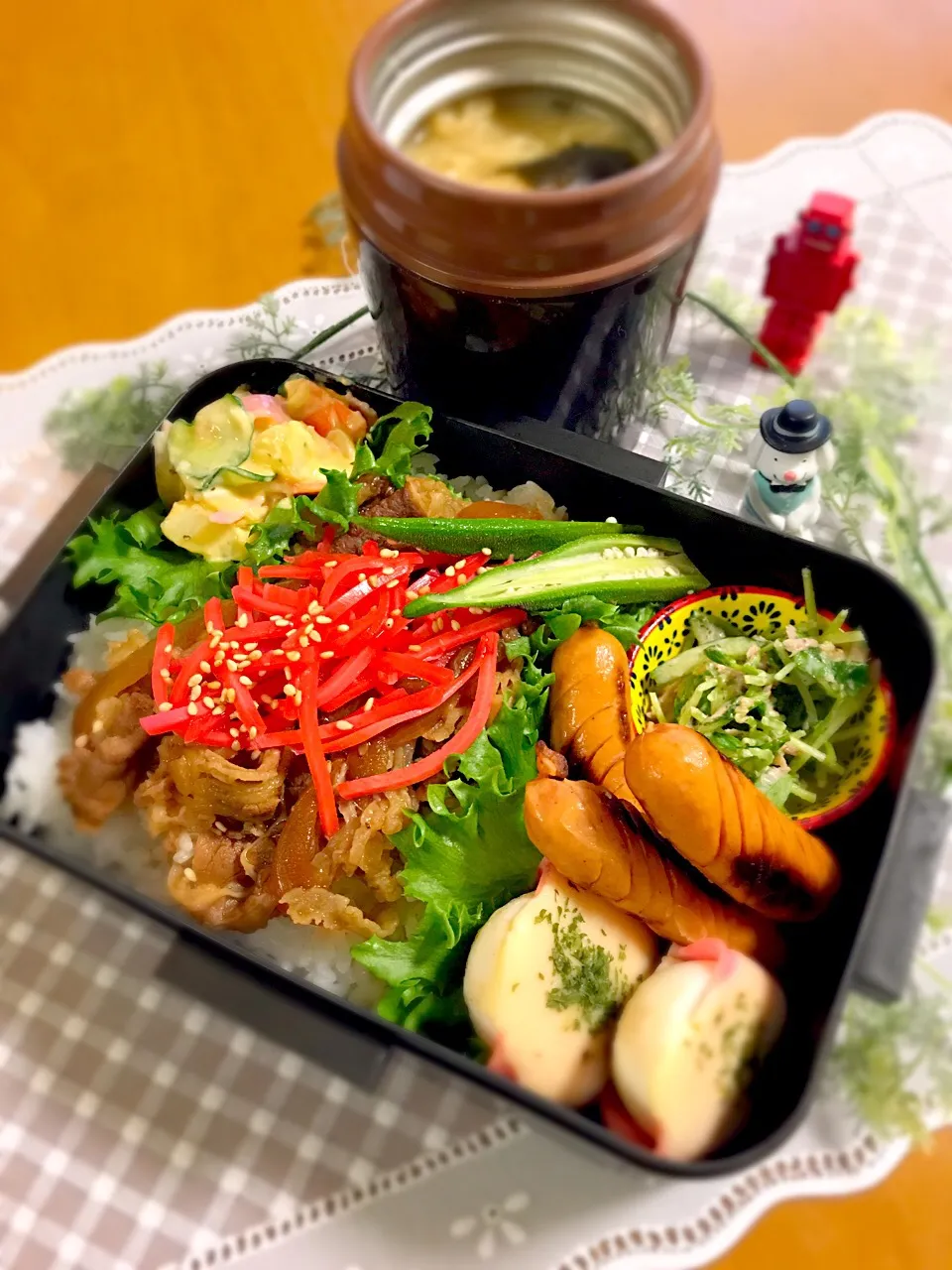 Snapdishの料理写真:旦那ちゃん弁当🎶
吉野家の牛丼
ポテサラ
卵チーズ焼き
ウイン
豆苗とキュウリのゴマドレ和え
オクラ
お豆腐の味噌汁|BooBooさん