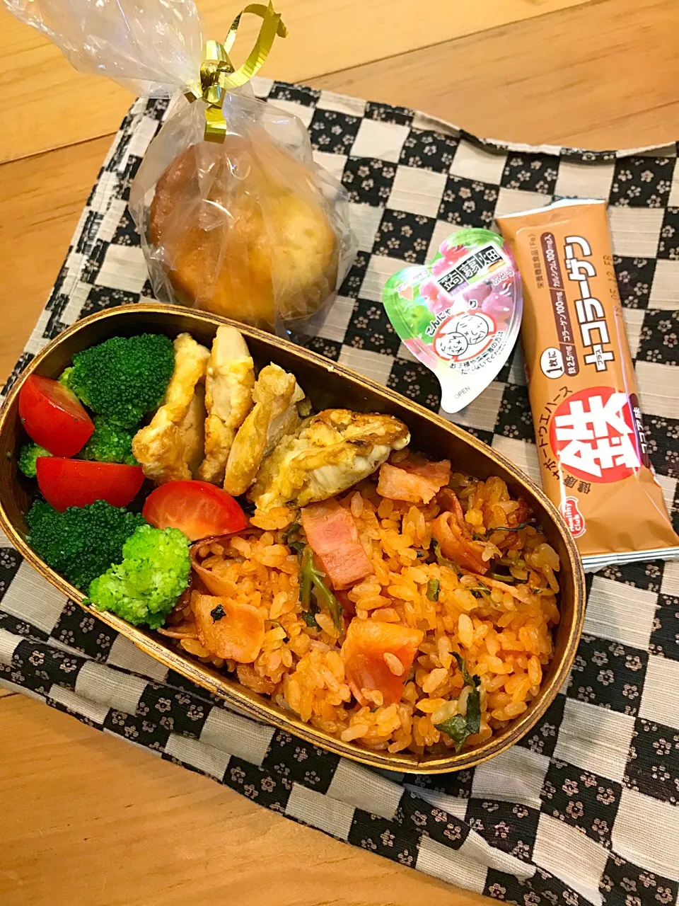 パパたろ弁当🍱

ケチャップライス(バジル   ベーコン)
チキンのピカタ
ブロッコリーと ミニトマトのサラダ

ヨーグルトマフィン|ひななぎさん