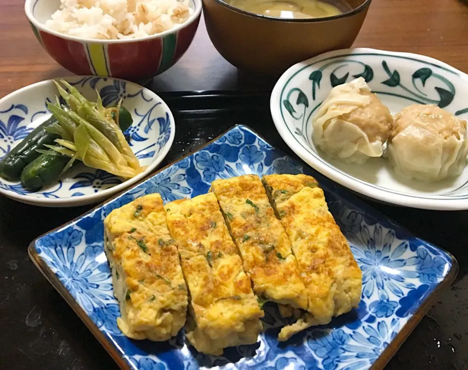 Snapdishの料理写真:単身赴任の朝ごはん☀️✨
大葉すり胡麻入り卵焼き🥚
しゅうまい
きゅうり🥒ミョウガの味噌漬け
なす、ミョウガ、玉ねぎの味噌汁
麦ご飯|ぽんたさん