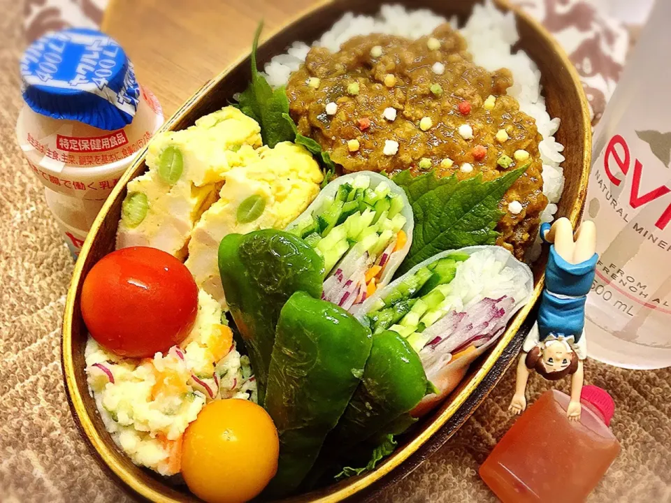 夏野菜キーマカレー🍛&エビ🦐と野菜の生春巻き&枝豆・はんぺん・ギョニソのオムレツ&ピーマンのオニオンソルトグリル&ポテトサラダ&プチトマト🍅のダーリンお弁当♪

#弁当 #フチ子 #カレーリメイク#枝豆ももっさりで困ってます|桃実さん