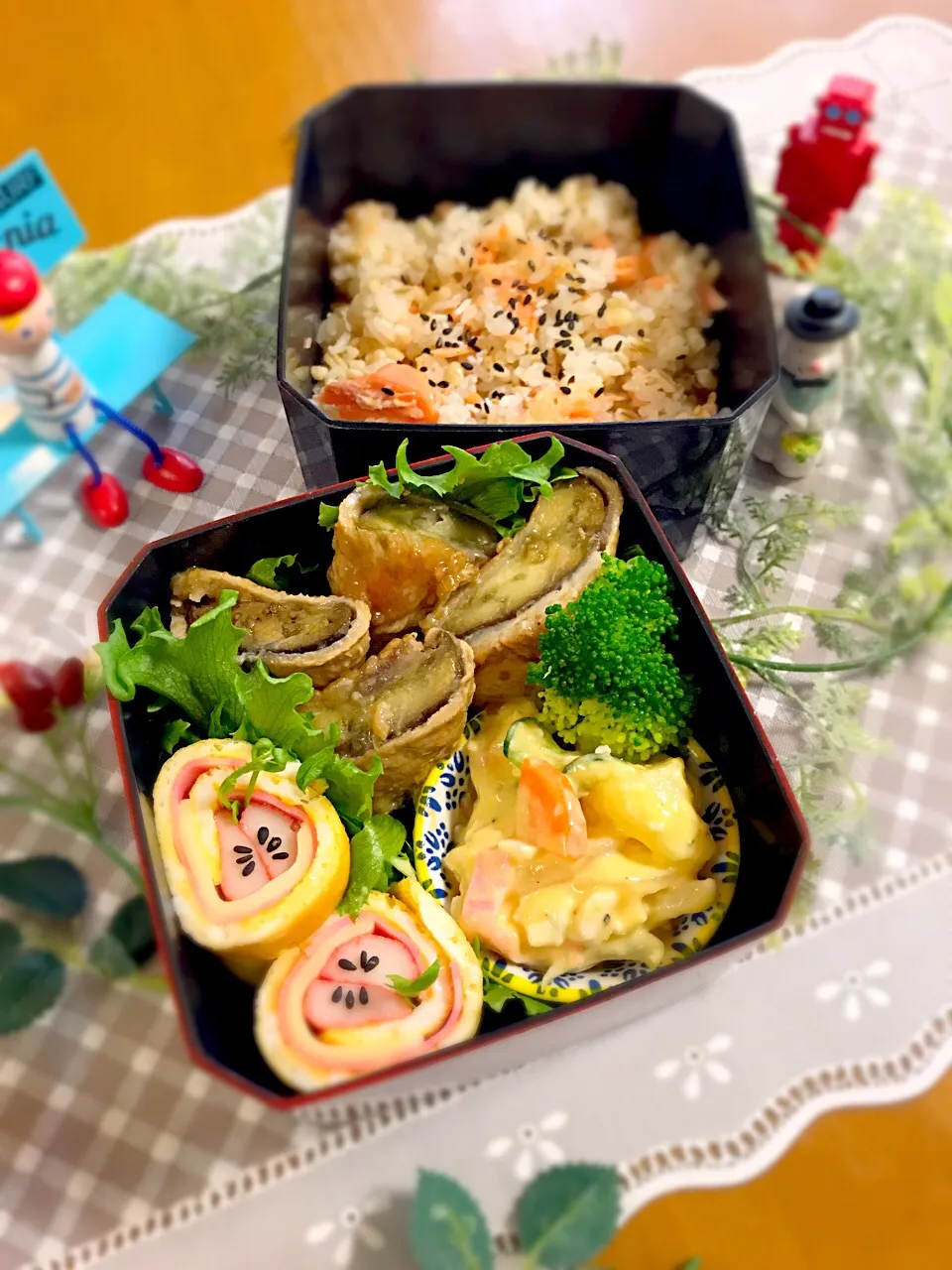 ワタクシ弁当🎶
鮭混ぜご飯(麦飯)
ハムたまクルリンりんごちゃん(洋梨っぽい)
ナスの肉巻き
ポテサラ|BooBooさん