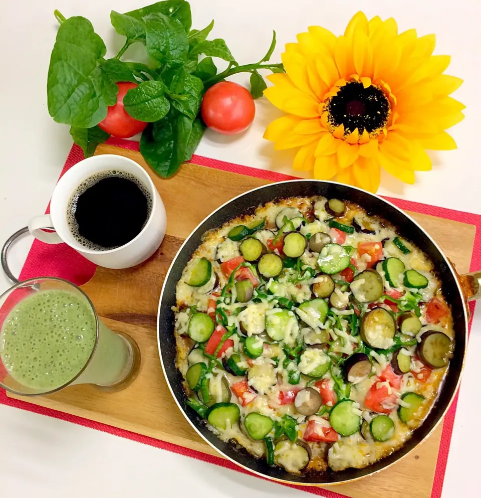 朝ごはんは勝負飯( ◠‿◠ )
フライパン🍳でホットケーキ夏野菜ピザ🍕ミートソース味(#^.^#)|はみちゃんさん