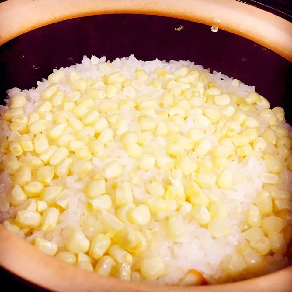 白玉蜀黍土鍋ご飯🍚 後にローストビーフが乗り込みます。|炊かれたいオトコ おこん 小栁津さん