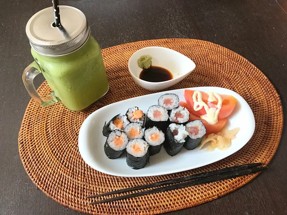 Avocado,celery,honey & lemon juice. And maki sushi lunch|yeni kartikasariさん