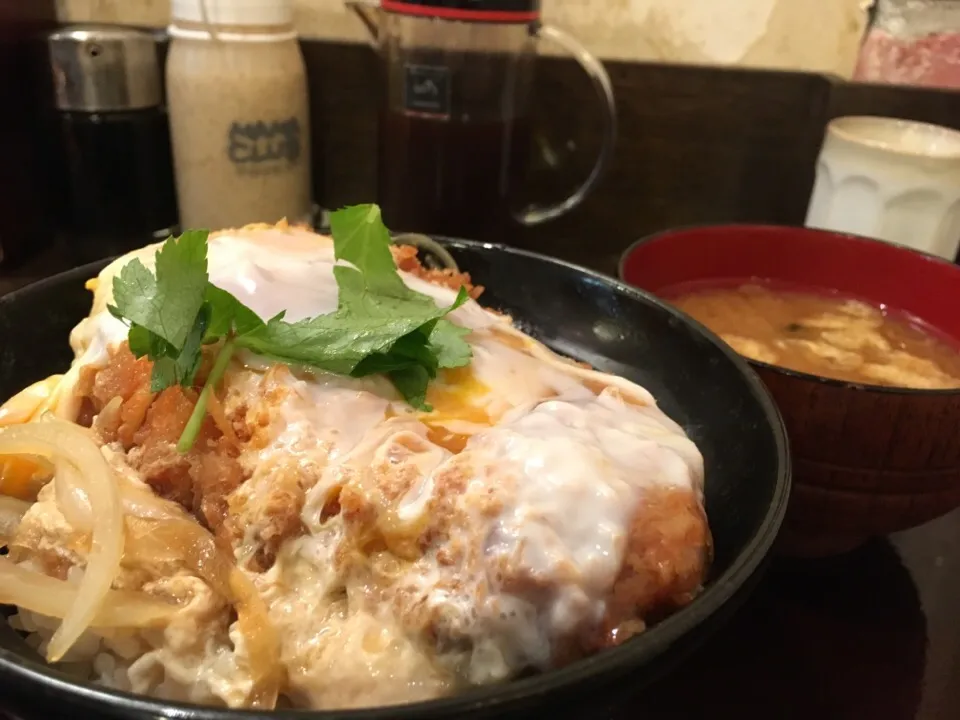 Snapdishの料理写真:とろとろ卵のカツ丼！ かつ仙@上野|もっつぁさん