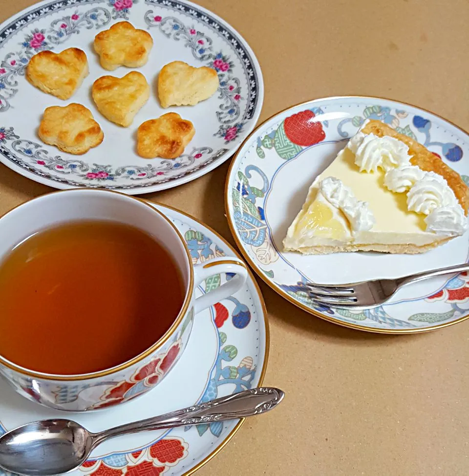 先日のおやつは、レモンチーズパイと烏龍茶、タルト生地のクッキーと共に❗|ナナさん