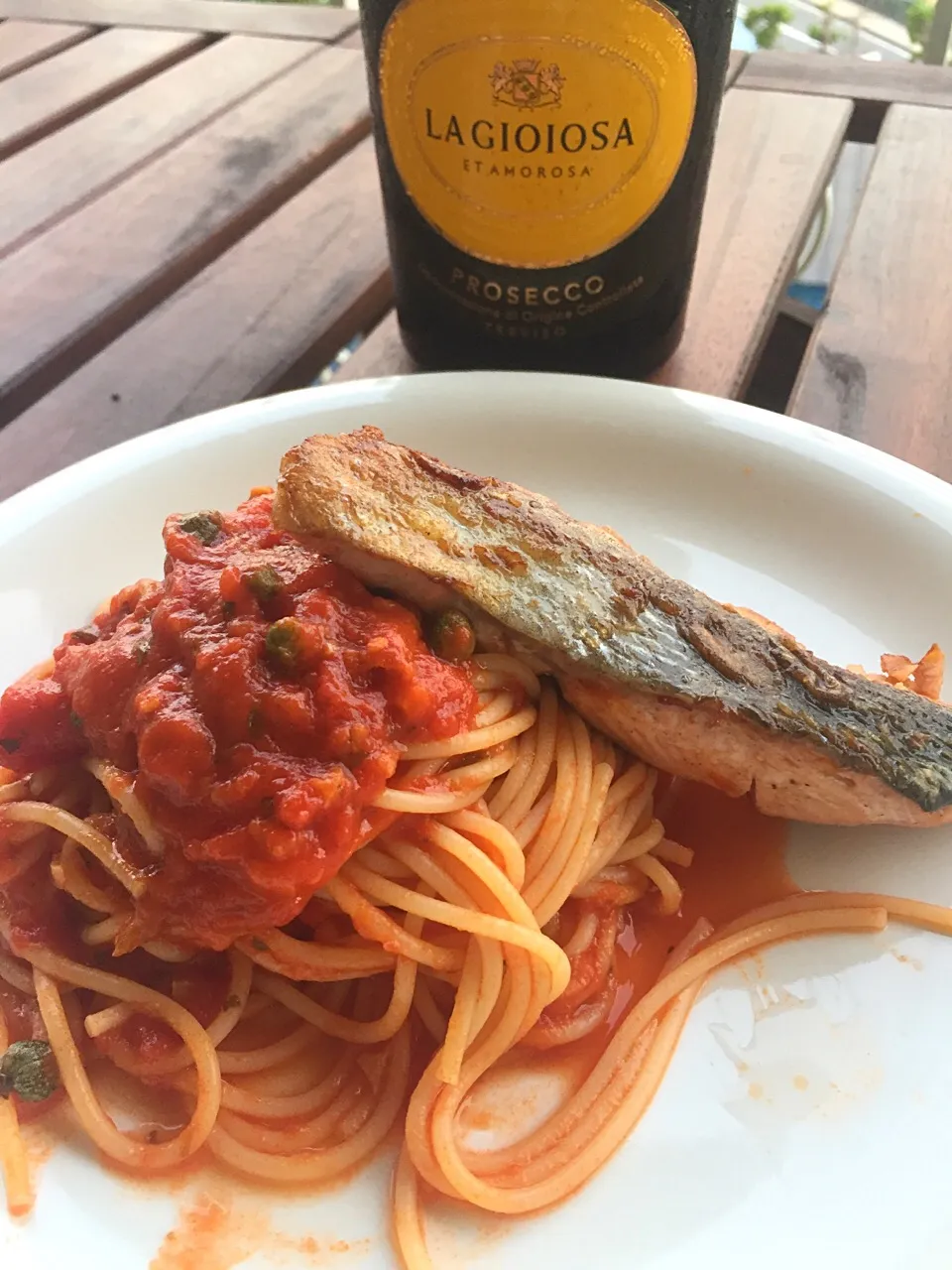 Pasta with red sauce and salmon|Chris Shannonさん