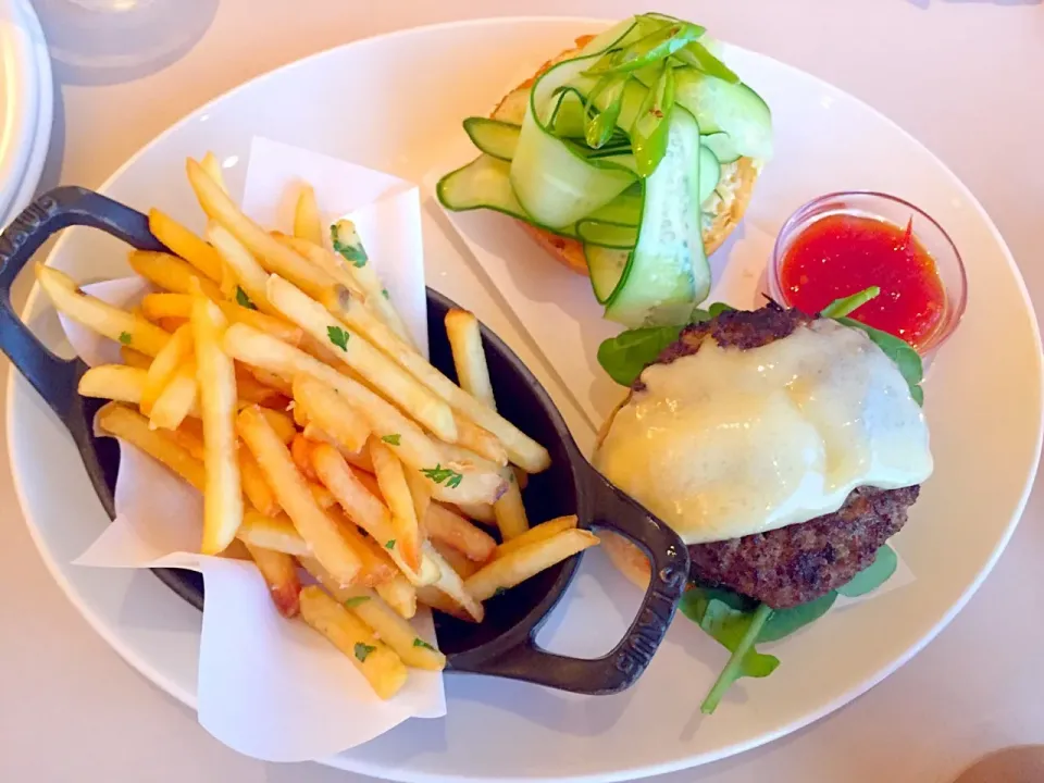 Waygu burger, grilled swiss, pickled green chilli, herb mayo & rocket|Sky Blueさん