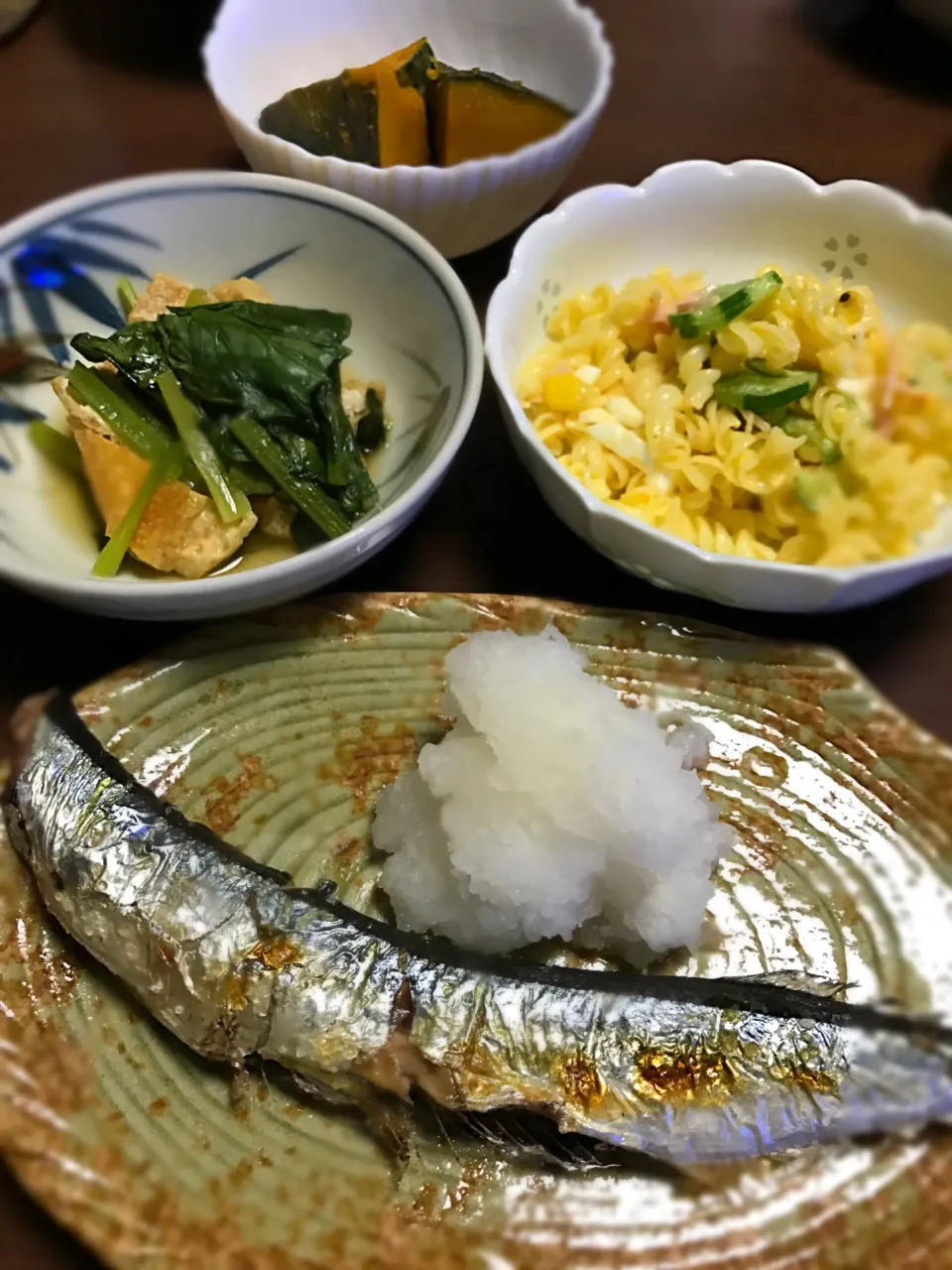 Snapdishの料理写真:秋刀魚…やっと買ってもいいかな！なお値段に(^_^;)
マカロニサラダ
小松菜の煮浸し
かぼちゃの煮物|sakiさん