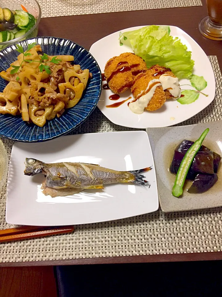 黒ムツの塩焼き。レンコンと豚肉の甘辛炒め。ナスの揚げ煮浸し。海老カツ。|りょうさん