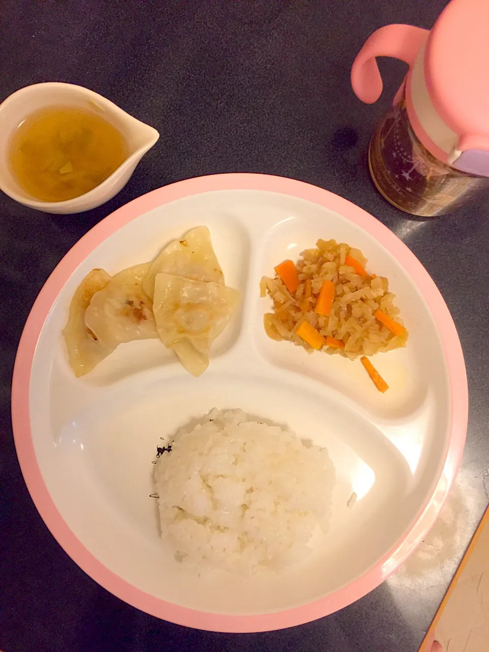 Snapdishの料理写真:離乳食 夜
・ごはん
・餃子
・切り干し大根の煮物
・ネギのお味噌汁
・桃(写真なし)|ぺろたんさん